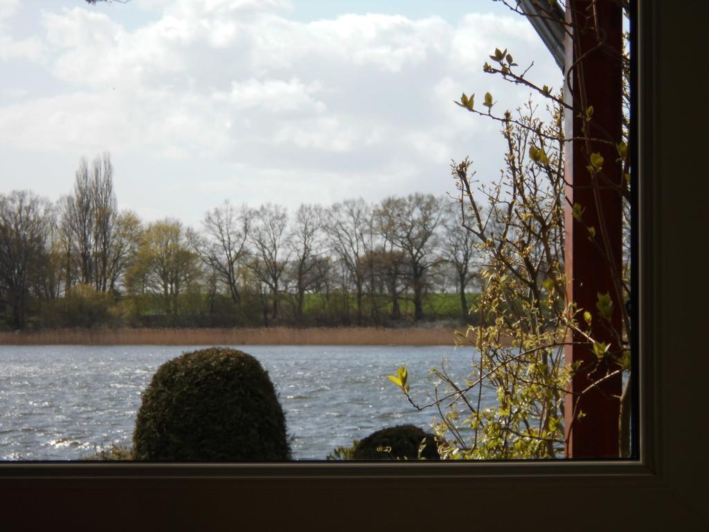 Bungalow Idylle Am See นอยรุพพิน ภายนอก รูปภาพ