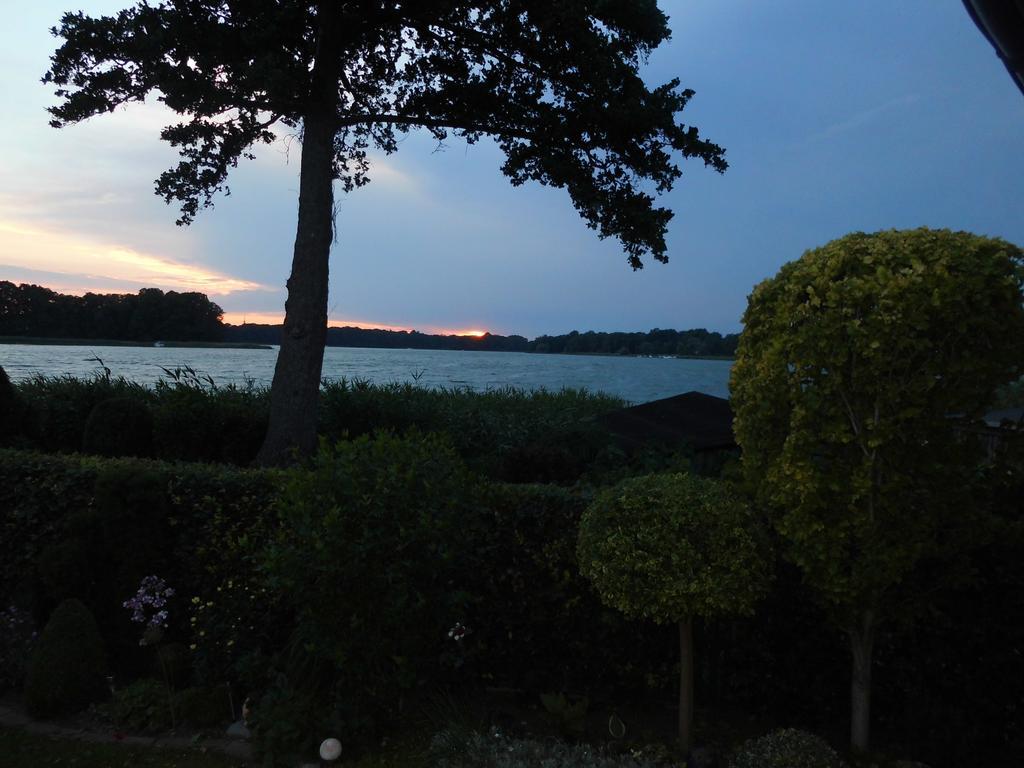 Bungalow Idylle Am See นอยรุพพิน ภายนอก รูปภาพ