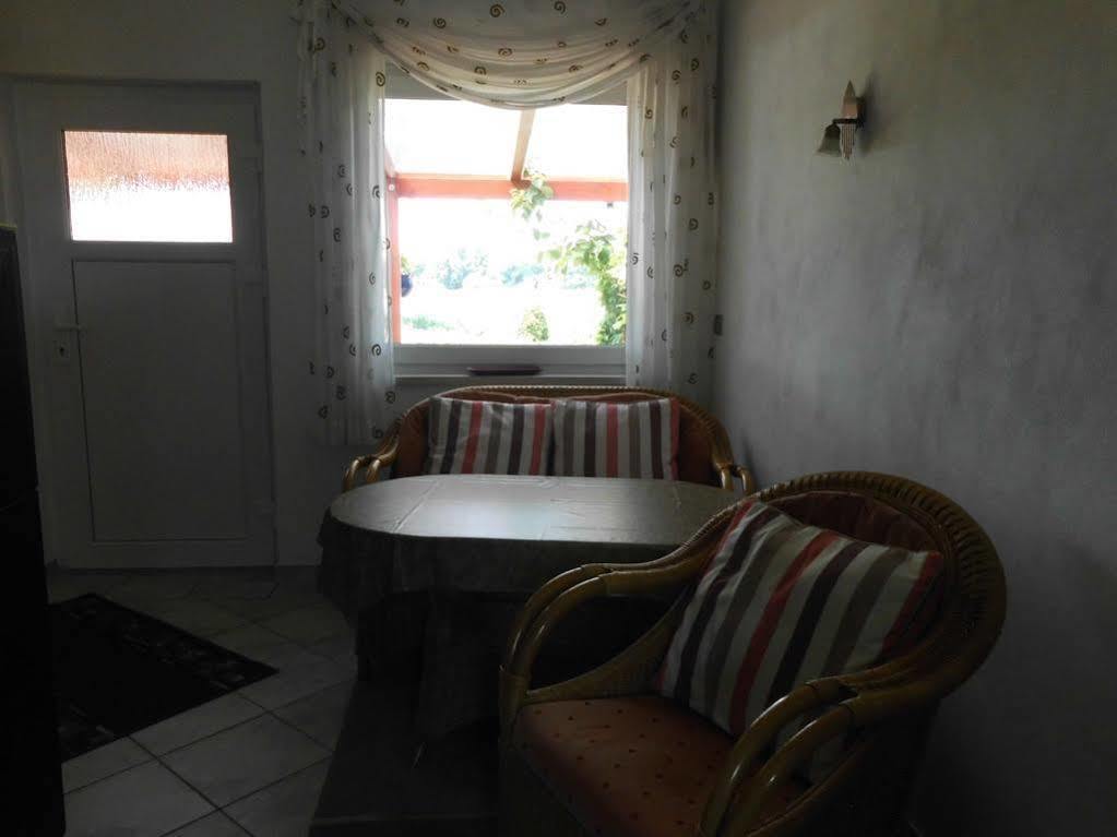 Bungalow Idylle Am See นอยรุพพิน ภายนอก รูปภาพ