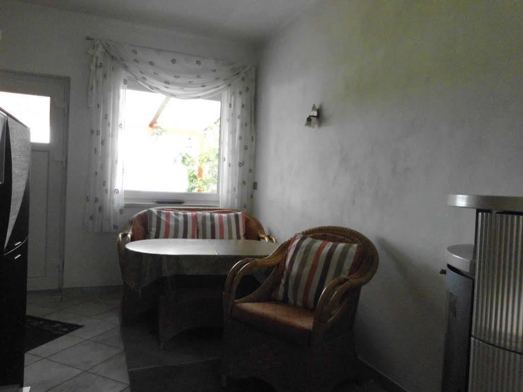 Bungalow Idylle Am See นอยรุพพิน ภายนอก รูปภาพ